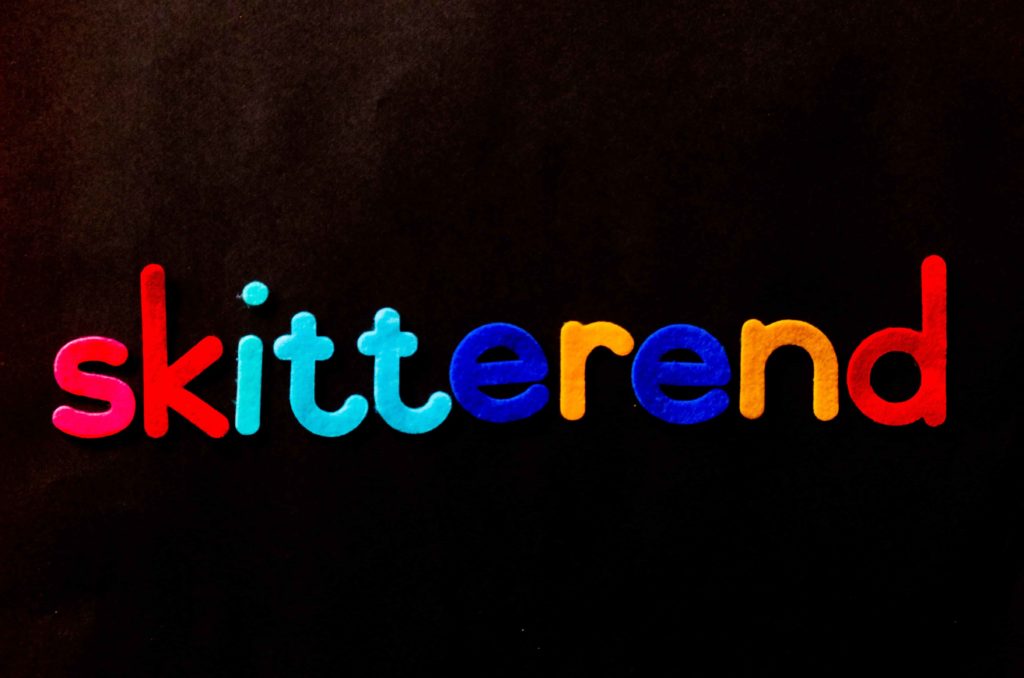 The word skitterend designed with shifting font colors from one syllable to another.