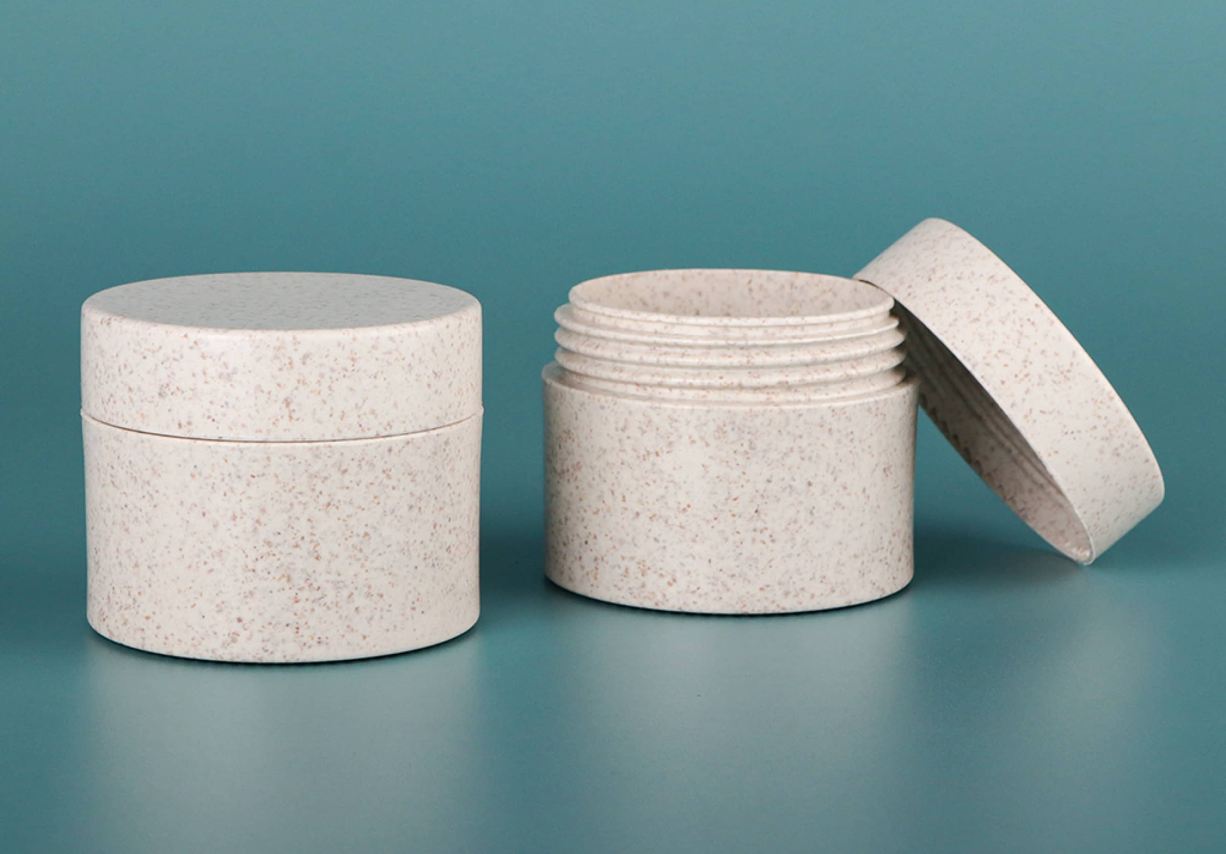 Sustainable cornstarch containers for cosmetic products.
